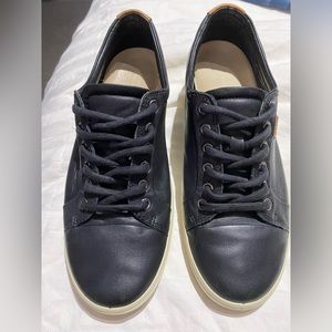 Women’s size 9 Ecco soft 7 shoes.